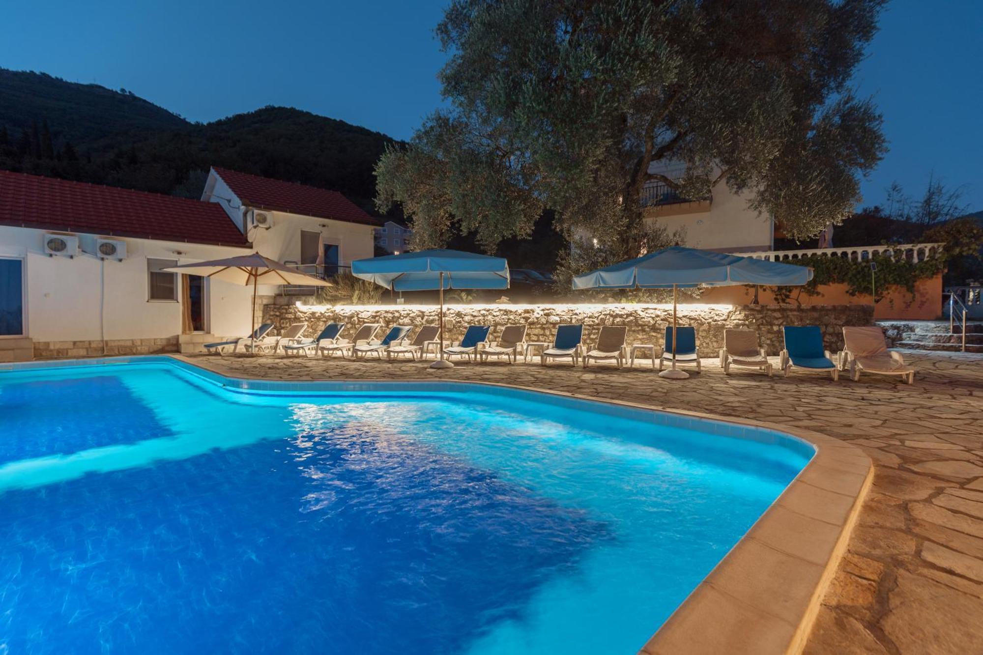 Villa Mia Apartments Bijela Buitenkant foto