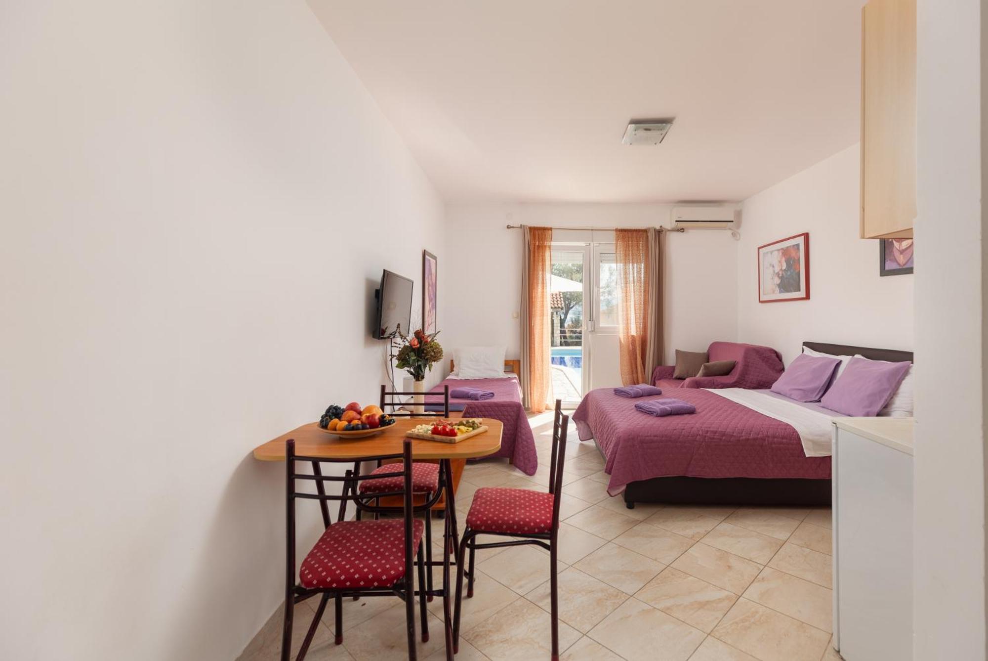 Villa Mia Apartments Bijela Buitenkant foto