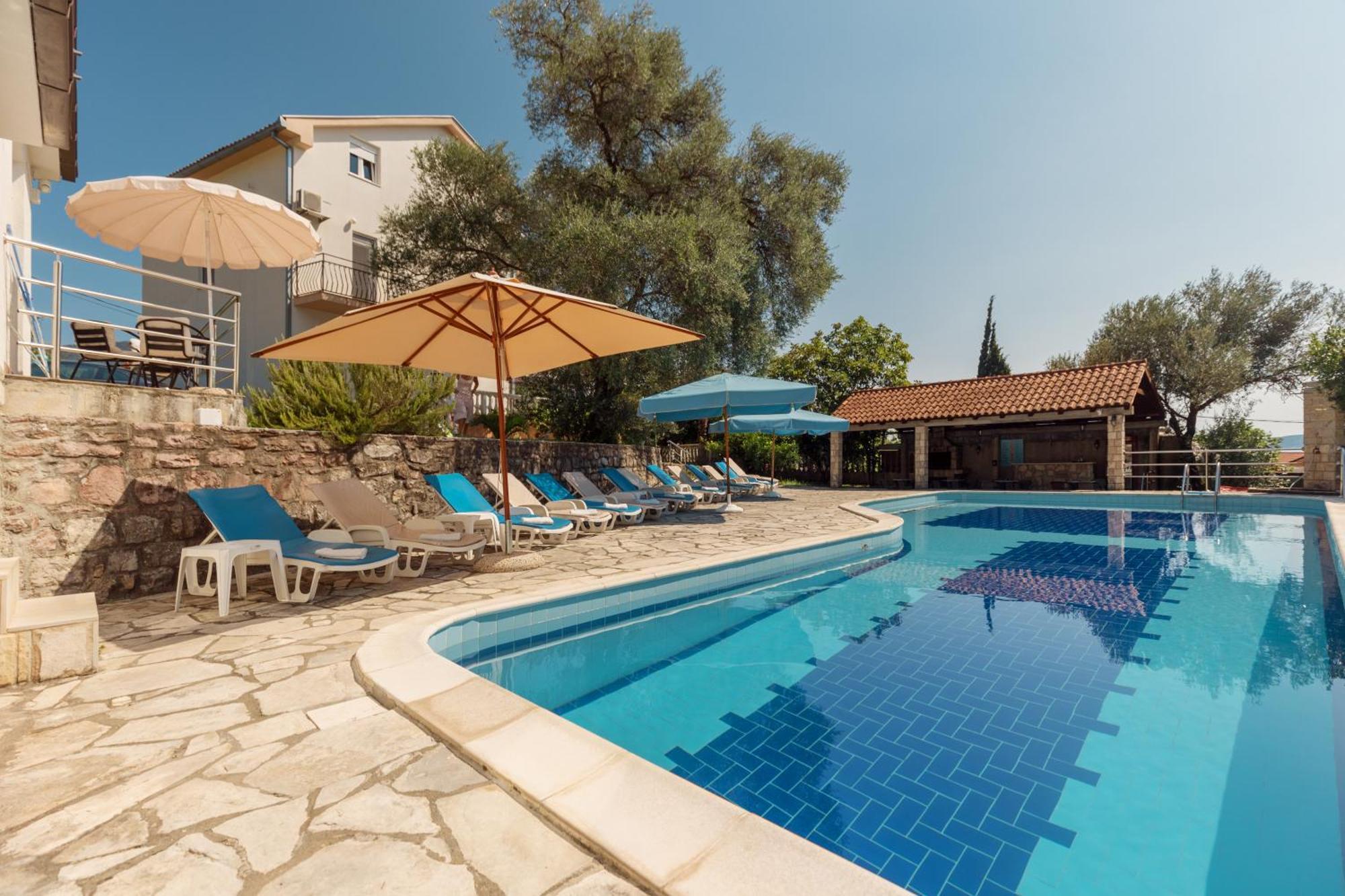 Villa Mia Apartments Bijela Buitenkant foto