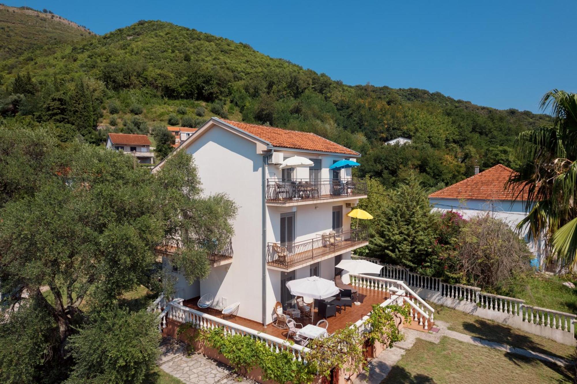 Villa Mia Apartments Bijela Buitenkant foto